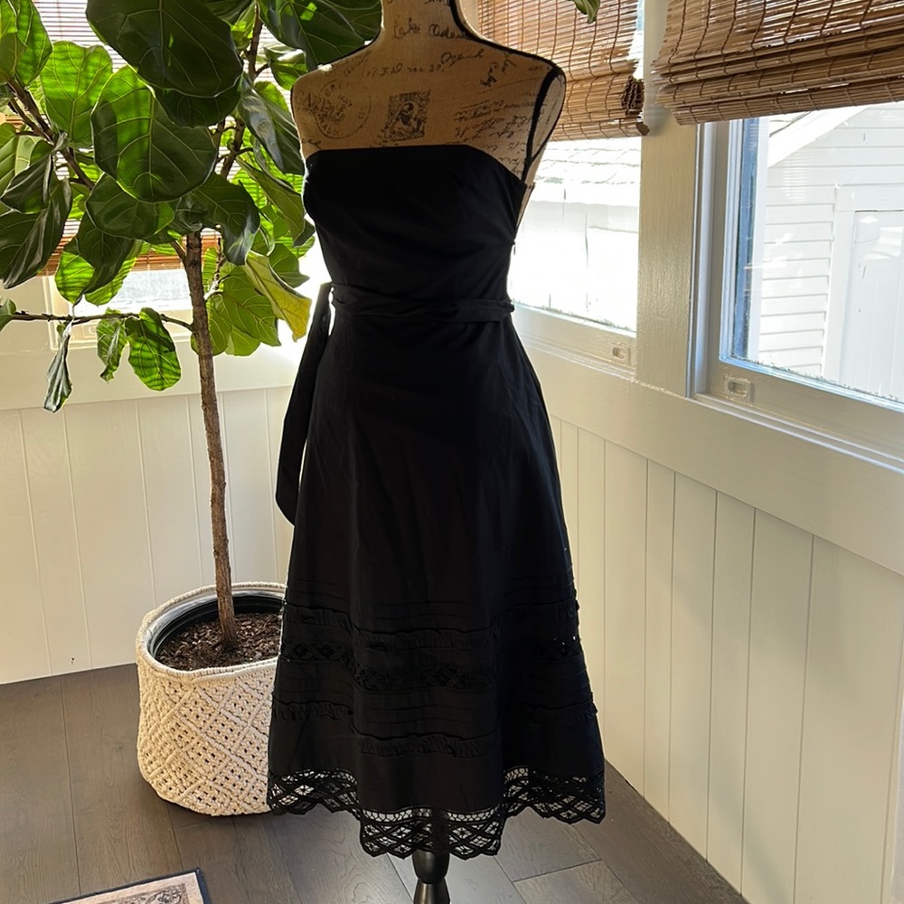 Black Size O LOFT Sleeveless Dress w/ beautiful details. Zip on side with a belt